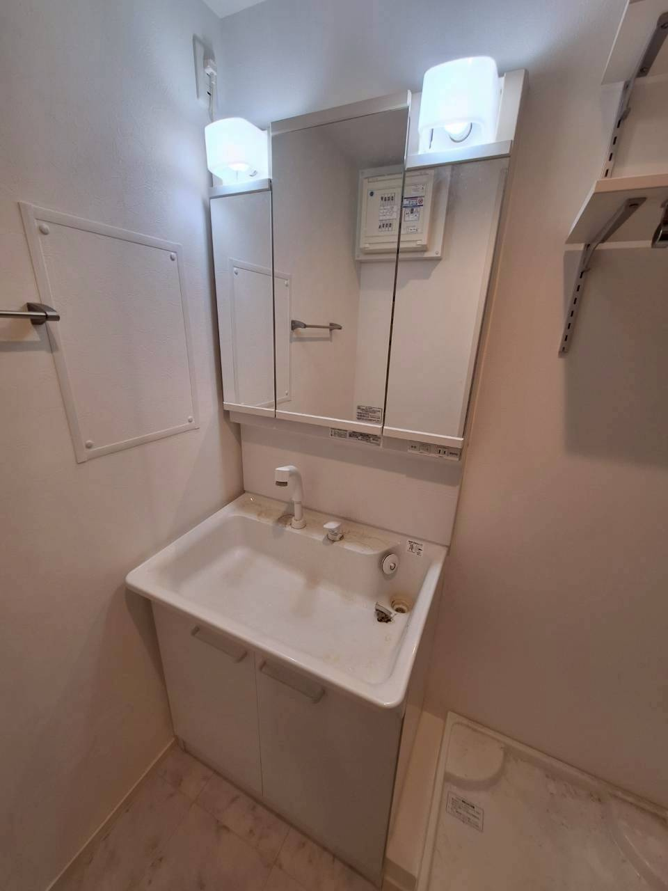 ＯＺ吉祥寺の洗面所|★嬉しい収納付き三面鏡★