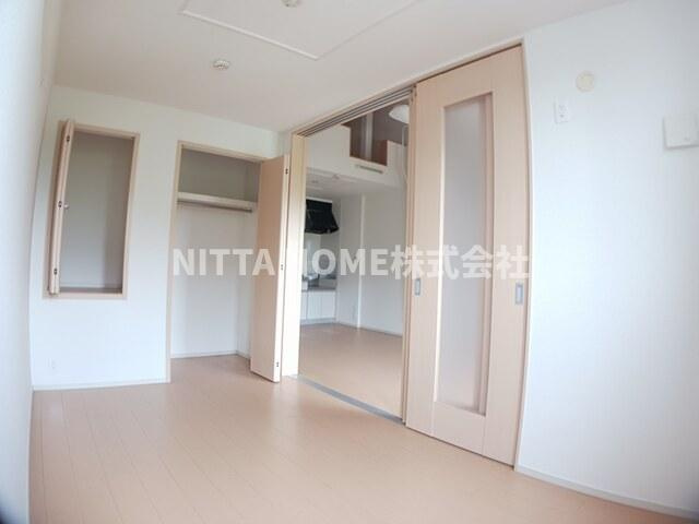 モス　フロックス　ノイの洋室|リビング隣にある５．４帖の洋室です◎