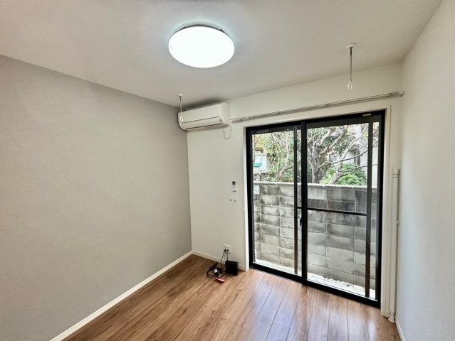 ＫＯＫＯＰＥＬＬＩ花田の洋室