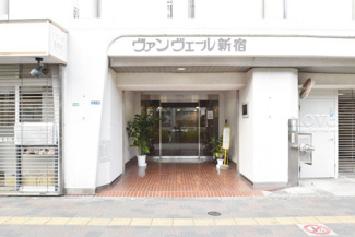【エントランス】 | お客様を、そして住人を出迎えてくれるマンションのエントランス。ゴミが落ちていないことからも、管理状態の良さや住民の節度の高さが見て取れます。～即日のご見学可能～　お問合せはお気軽にどうぞ。
