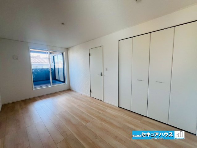 【今からご案内可能】刈谷市小垣江町　全４棟の洋室|【洋室】
広々とした居住空間は日々の暮らしを彩り、心のやすらぎと満足感を与えてくれます。通風と採光を考慮した設計は子供たちはのびのび育ち、家族でくつろぎと団らんを生み出します。