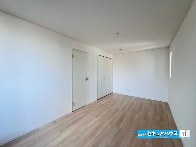 【今からご案内可能】刈谷市小垣江町　全４棟の洋室|【洋室】
家族一人ひとりの大切なプライベート空間。趣味に合わせて使って頂けるようシンプルに仕上げてあります。暮らし心地を大きく左右する収納を、適材適所に配置し使い勝手を考慮しました。　