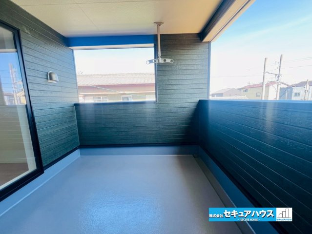 【今からご案内可能】刈谷市小垣江町　全４棟のバルコニー|【バルコニー】
◆見晴らしもよく、太陽の温かな温もりをめいっぱい受け止めてくれます。
太陽の光と爽やかな風を受けたお洗濯物はあっという間に乾き、取りこむ時には太陽の匂いを感じられそうですね。　　