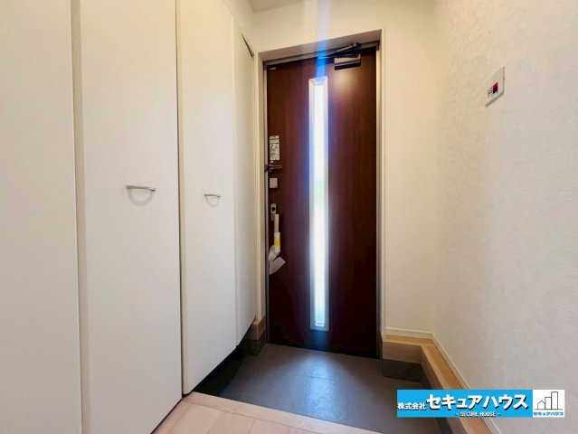 【今からご案内可能】刈谷市小垣江町　全４棟の玄関|【玄関】
◆光が差し込み明るいです。気分も晴れやかになりますね。
◆玄関には、収納力のあるシューズボックスがございます。玄関まわりがすっきり片付きます。　