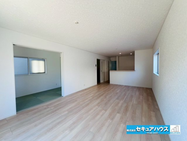 【今からご案内可能】刈谷市小垣江町　全４棟の居間・リビング|【LDK】
◆家族揃ってリビングで過ごすお休みの日が、楽しみになる場所となることでしょう。
対面式のオープンキッチンは、家事をしながら家族の様子が一目でわかる安心＆便利設備♪