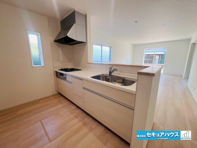 【今からご案内可能】刈谷市小垣江町　全４棟のキッチン|【キッチン】
同時にたくさんの料理が調理できる。「焼く・蒸す・煮る」の工程を同時進行で進めることができるので、料理を素早く作ることができます。育児でバタバタ忙しいママに嬉しい♪