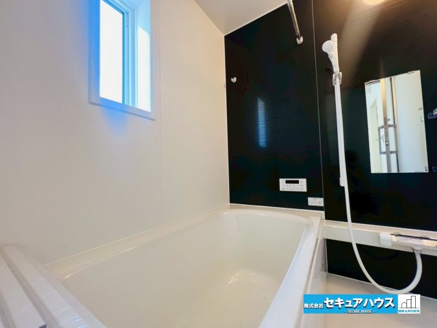 【今からご案内可能】刈谷市小垣江町　全４棟の浴室|【浴室】
◆アクセントパネルで落ち着きのある雰囲気を演出します。毎日の疲れを癒やすバスタイムをお楽しみ下さい！
窓付きで、カビの繁殖を抑える効果があります。また、空間を明るく広く見せる効果もあります。