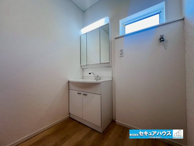 【今からご案内可能】刈谷市小垣江町　全４棟の独立洗面台|【洗面台】
良く通勤通学に向かえそうですね！鏡の裏にはたっぷりと収納スペースを標準装備！
◆電源を付属しているのでドライヤーなど利用できます。