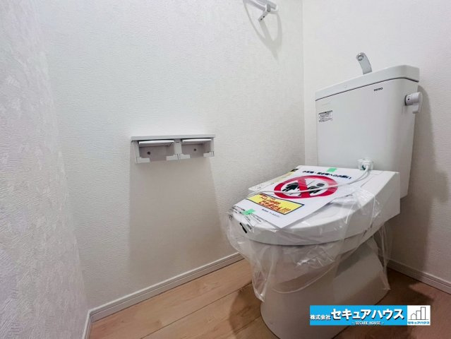 【今からご案内可能】刈谷市小垣江町　全４棟のトイレ|【トイレ】
◆高機能トイレの多くは便器のフタの開閉が自動であり、使用後に手動で水を流す面倒もなく非常に便利です。スタイリッシュな見た目で、お掃除しやすく、節水効果が高いです。
