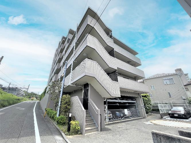 多摩市諏訪４丁目の中古マンションの外観