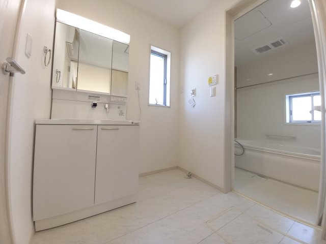 ◇住宅ローン相談OK♪【錦町花ノ井　3号棟】人気家電プレゼント中◇の独立洗面台|◆同施工◆使い勝手の良い洗面台は、奥様の身支度の時間も楽しくなりそうですね。　洗面台がシャワー付きだと洗面・洗髪・メイクができるので、お急ぎの時でも便利です☆