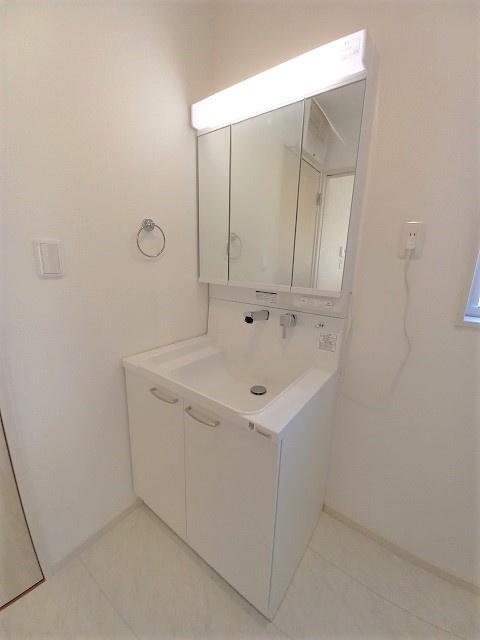 ◇住宅ローン相談OK♪【錦町花ノ井　3号棟】人気家電プレゼント中◇の独立洗面台|◆同施工◆両サイドのミラー裏に収納棚を設け、細やかな洗面道具もスッキリ収納できます♪使い勝手の良い洗面台は、奥様の身支度の時間も楽しくなりそうですね。