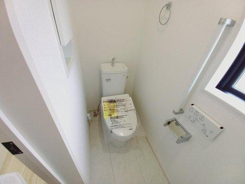 ◇住宅ローン相談OK♪【錦町花ノ井　3号棟】人気家電プレゼント中◇のトイレ|◆同施工◆便器にフチがないので汚れが隠れて見えない部分がありません。 お手入れがとってもラクラクです♪　一階、二階にそれぞれトイレがございますので、ご家族の多い方でも安心ですね♪