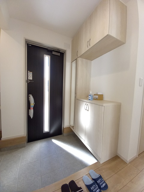 ◇住宅ローン相談OK♪【錦町花ノ井　3号棟】人気家電プレゼント中◇の玄関|◆同施工◆
玄関は、住宅に入るときに最初に目に入る重要な場所♪
大容量の収納を備え、使いやすく便利な玄関です。
おしゃれだけでなく機能性の面ではスマートキーに対応したドアが魅力的ですね
