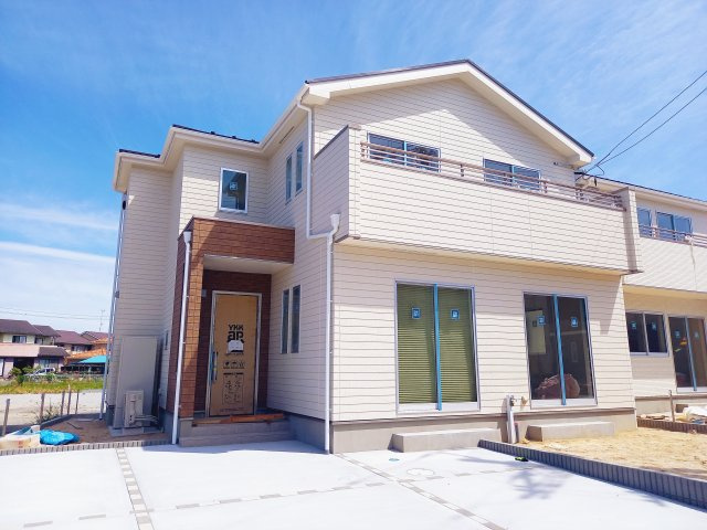 ◇住宅ローン相談OK♪【錦町花ノ井　3号棟】人気家電プレゼント中◇の外観|◆同施工◆　外壁仕上げ材は窯業系サイディング。裏面に付着した汚れが、雨水によって流れ落ちやすい「防汚機能付きサイディング」を採用。外壁の美しさが長持ちします♪