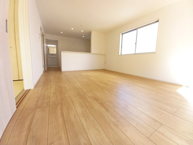 ◇住宅ローン相談OK♪【錦町花ノ井　3号棟】人気家電プレゼント中◇の前面道路含む現地写真|◆同施工◆広々としたLDKに、自分好みのインテリアでレイアウト。季節ごとに模様替えなども、楽しみの一つとなりそうです♪