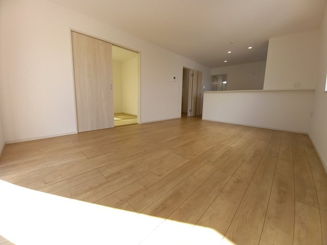 ◇住宅ローン相談OK♪【錦町花ノ井　3号棟】人気家電プレゼント中◇の居間・リビング|◆同施工◆休日はリビングで、ゆっくりとテレビ鑑賞など…楽しみが増えますね。　家族のコミュニケーションがより一層深まります。