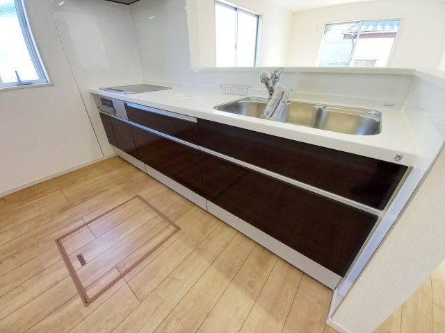 ◇住宅ローン相談OK♪【錦町花ノ井　3号棟】人気家電プレゼント中◇のキッチン|◆同施工◆対面式キッチンは、リビングの様子を見ながらお料理出来るので、お食事の準備をしながらご家族との会話を楽しめます☆
小さなお子様がいらっしゃる方は、安心してお料理出来ますね