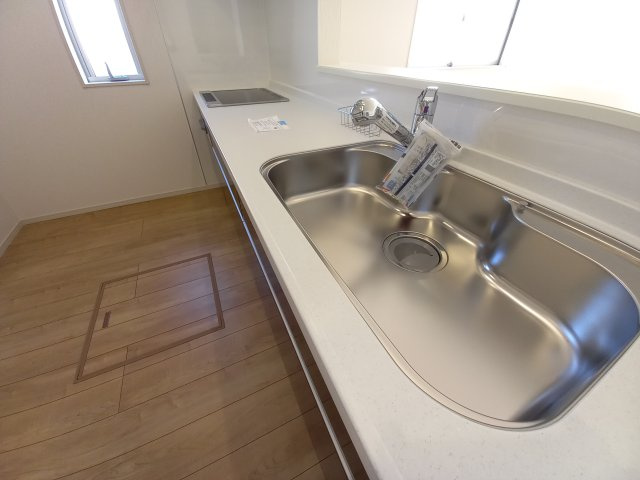 ◇住宅ローン相談OK♪【錦町花ノ井　3号棟】人気家電プレゼント中◇のキッチン|◆同施工◆
お料理しながらご家族とコミュニケーションをとれる人気のプランです。
料理中でもお子様がリビングやダイニングで遊んでいる姿が見えます。小さなお子様がいらっしゃる方は、安心