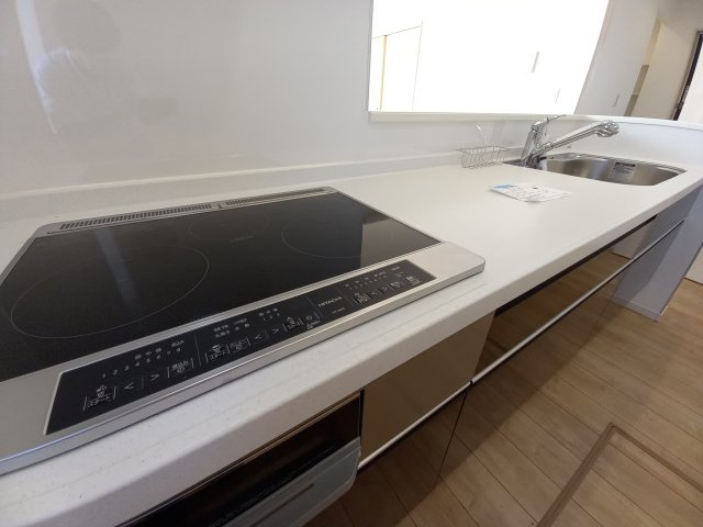 ◇住宅ローン相談OK♪【錦町花ノ井　3号棟】人気家電プレゼント中◇のキッチン|◆同施工◆デザイン性と機能性を兼ね備えたキッチンです。　収納力も大満足◎　対面式キッチンは、家族の会話が途切れませんね♪


