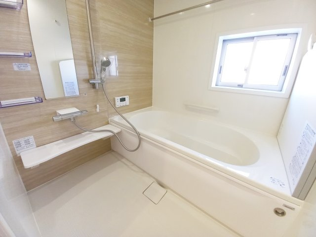 ◇住宅ローン相談OK♪【錦町花ノ井　3号棟】人気家電プレゼント中◇の浴室|◆同施工◆毎日の疲れを癒す広々とした浴室は、足を伸ばしてゆっくりとくつろげます♪　好きな音楽を聴いたり、動画を見たり、半身浴をして　自分だけの癒し時間が楽しめますね！