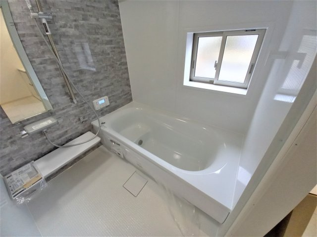 ◇住宅ローン相談OK♪【錦町花ノ井　3号棟】人気家電プレゼント中◇の浴室|◆同施工◆洗い場カウンターは、大型で、楽な姿勢で洗面器がお使いいただけます。洗い場の床は、乾きやすく、滑りにくい快適仕様♪さらに、クリーン床なので水はけがよく、カビの発生を軽