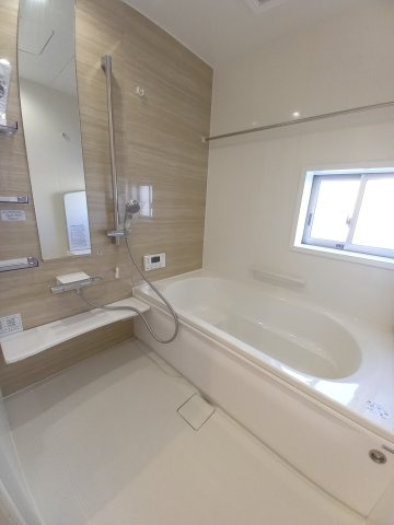 ◇住宅ローン相談OK♪【錦町花ノ井　3号棟】人気家電プレゼント中◇の浴室|◆同施工◆毎日の疲れを癒す広々とした浴室は、足を伸ばしてゆっくりとくつろげます♪　音楽を聴いたり、自分だけの特別な時間に・・・♪半身浴にピッタリですね♪