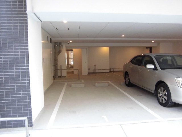 ラシュレエグゼ難波南の駐車場