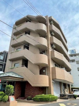 【外観】 | ガーデンプラザ | 鉄筋コンクリート造のがっちりとした建物。