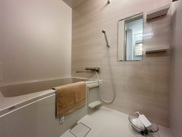 【価格改定】南円明寺ヶ丘団地14棟の浴室|落ち着いたナチュラルカラーの浴室で、リラックスした時間をお過ごしいただけます。