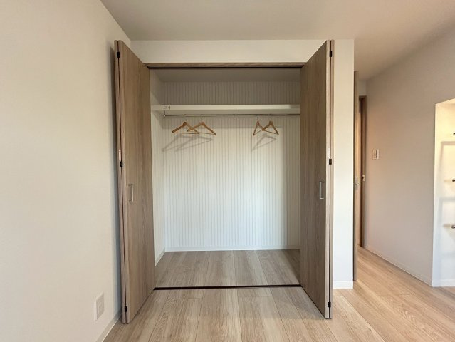 【価格改定】南円明寺ヶ丘団地14棟の収納|洋室（約6.6帖）には、扉付きクローゼットとオープンクローゼットを完備。