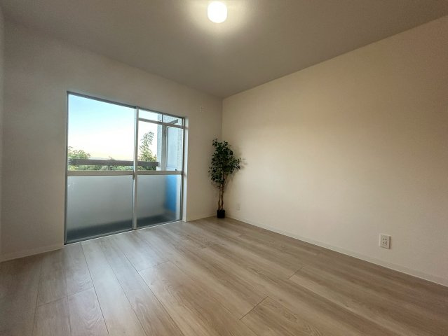 【価格改定】南円明寺ヶ丘団地14棟の洋室|窓から暖かい光が差し込みます。