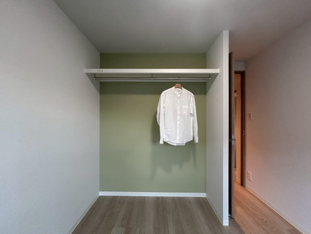 【価格改定】南円明寺ヶ丘団地14棟の収納|爽やかなグリーンのアクセントクロスがオシャレです。