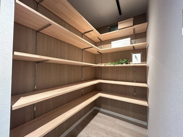 【価格改定】南円明寺ヶ丘団地14棟の収納|大容量で使いやすい、ウォークインクローゼットです！
衣類や小物もすっきり片付け可能。