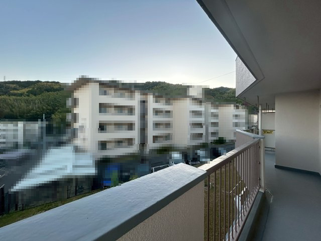 【価格改定】南円明寺ヶ丘団地14棟のバルコニー|南向きで日当たり・通風良好のバルコニー。洗濯物も気持ちよく干せます。