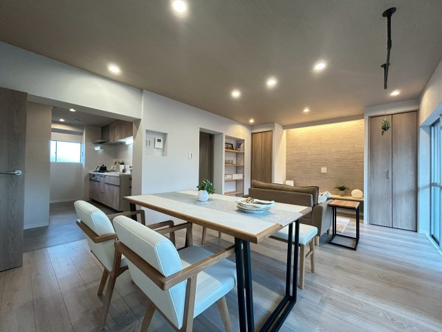 【価格改定】南円明寺ヶ丘団地14棟のダイニング|家具を配置しても圧迫感がなく、ゆとりあるリビング空間です。
落ち着いた雰囲気のLDKです。