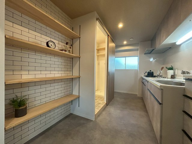 【価格改定】南円明寺ヶ丘団地14棟のキッチン|広々としたキッチン
収納スペースも充実しております！