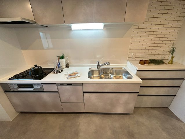【価格改定】南円明寺ヶ丘団地14棟のキッチン|多機能設備がそろった、使い勝手の良いシステムキッチンです。