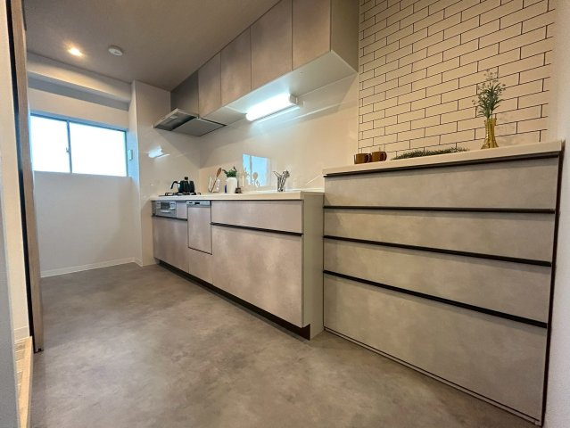 【価格改定】南円明寺ヶ丘団地14棟のキッチン|キッチンと統一感のあるカップボードが隣にあり、使い勝手もです◎