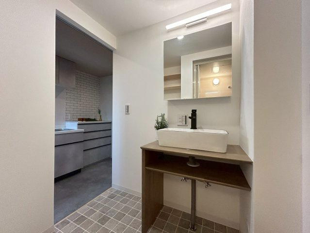 【価格改定】南円明寺ヶ丘団地14棟の独立洗面台|スタイリッシュな洗面台
キッチンとつながる便利な動線が魅力です(^^)/