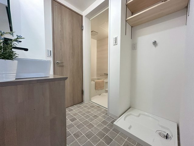 【価格改定】南円明寺ヶ丘団地14棟の独立洗面台|洗面室には、洗濯機置き場もございます。