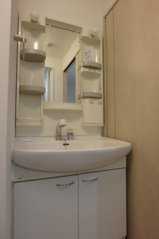 サンライズエモトの独立洗面台|別部屋同間取りのお写真となります。参考にご覧くださいませ。