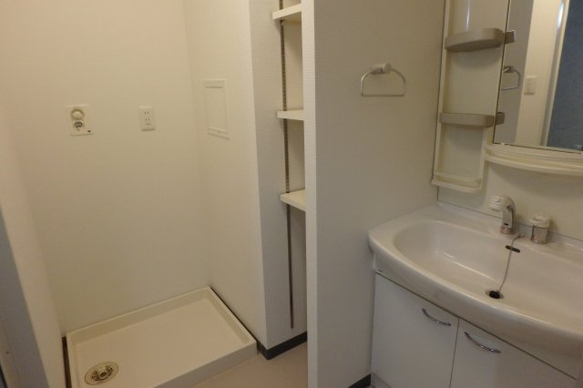 サンライズエモトの洗面所|別部屋同間取りのお写真となります。参考にご覧くださいませ。