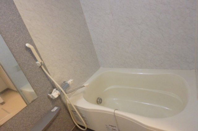 サンライズエモトの浴室|別部屋同間取りのお写真となります。参考にご覧くださいませ。