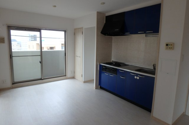 サンライズエモトの居間・リビング|別部屋同間取りのお写真となります。参考にご覧くださいませ。