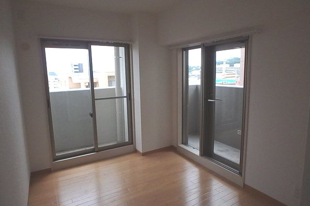 サンライズエモトの洋室|別部屋同間取りのお写真となります。参考にご覧くださいませ。