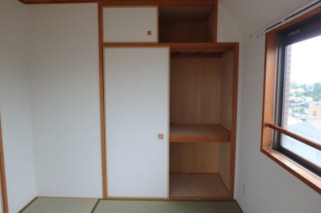 サンライズエモトの収納|別部屋同間取りのお写真となります。参考にご覧くださいませ。