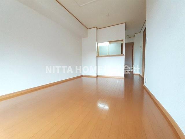 ウィル　ヴェスティージ　壱番館の居間・リビング|１１．３帖のリビングルームにカウンターキッチン付きです◇