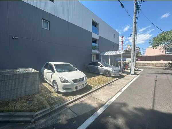 メゾンアイカの駐車場