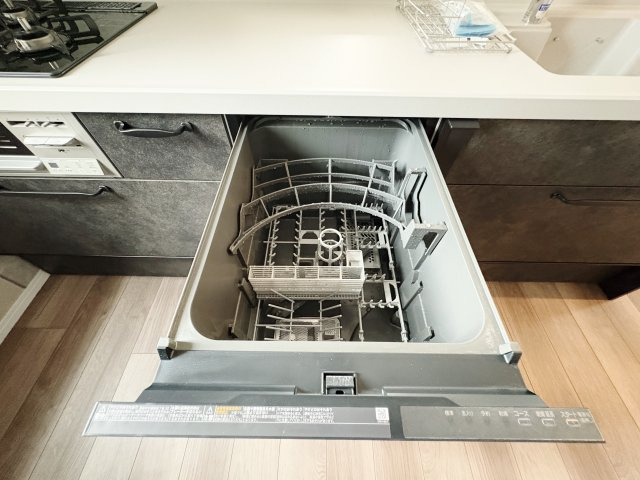豊島区南池袋4丁目 限定1棟のキッチン|食後の片づけに便利な食器洗乾燥機を装備しています 